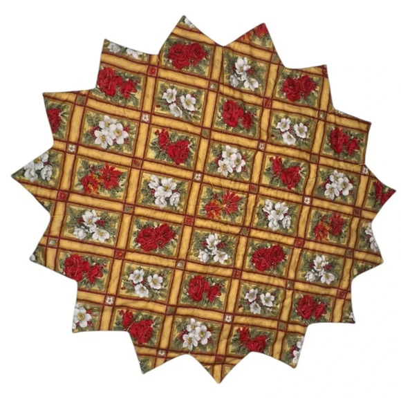 15  point Christmas dinner centerpiece or small Christmas tree skirt. - Picture 2 of 2